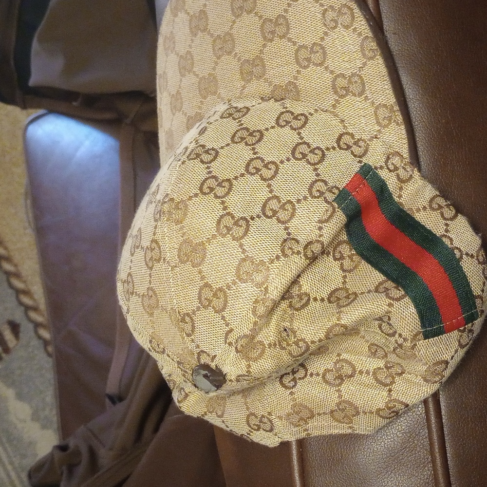 I'm selling a Gucci hat